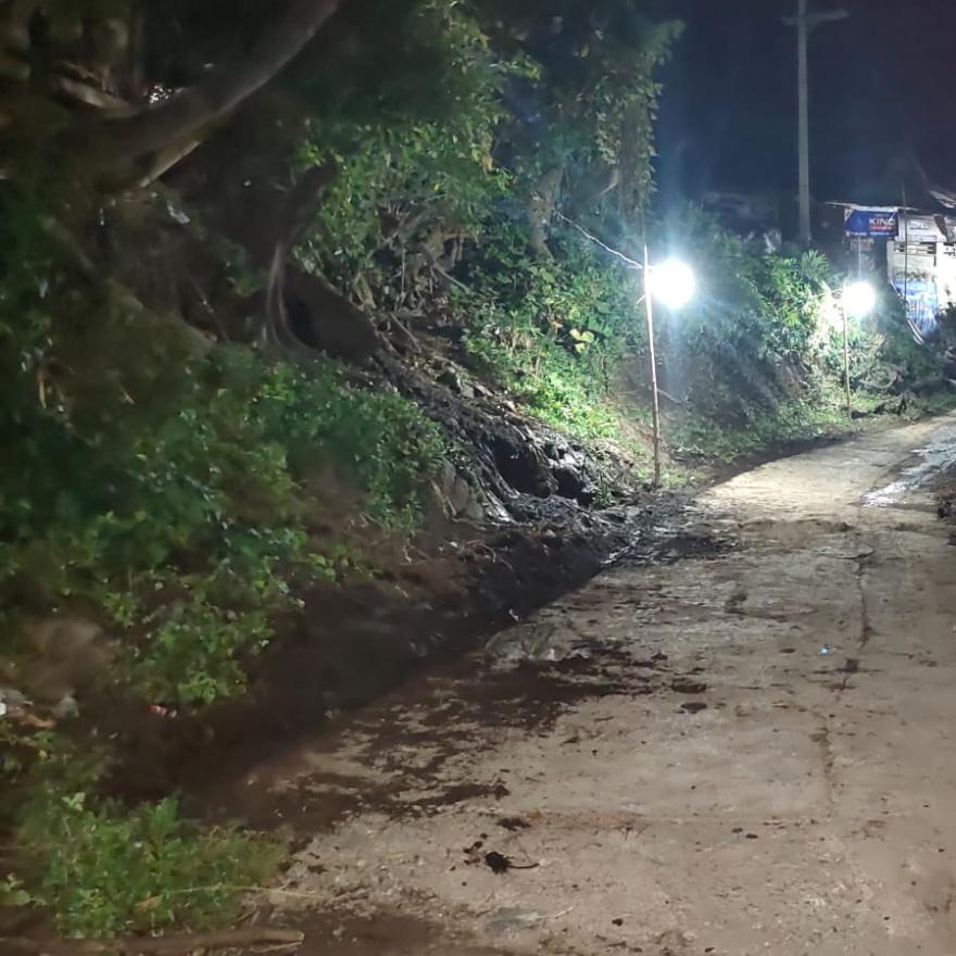 Proses pemasangan lampu jalan Desa tambak Ukir